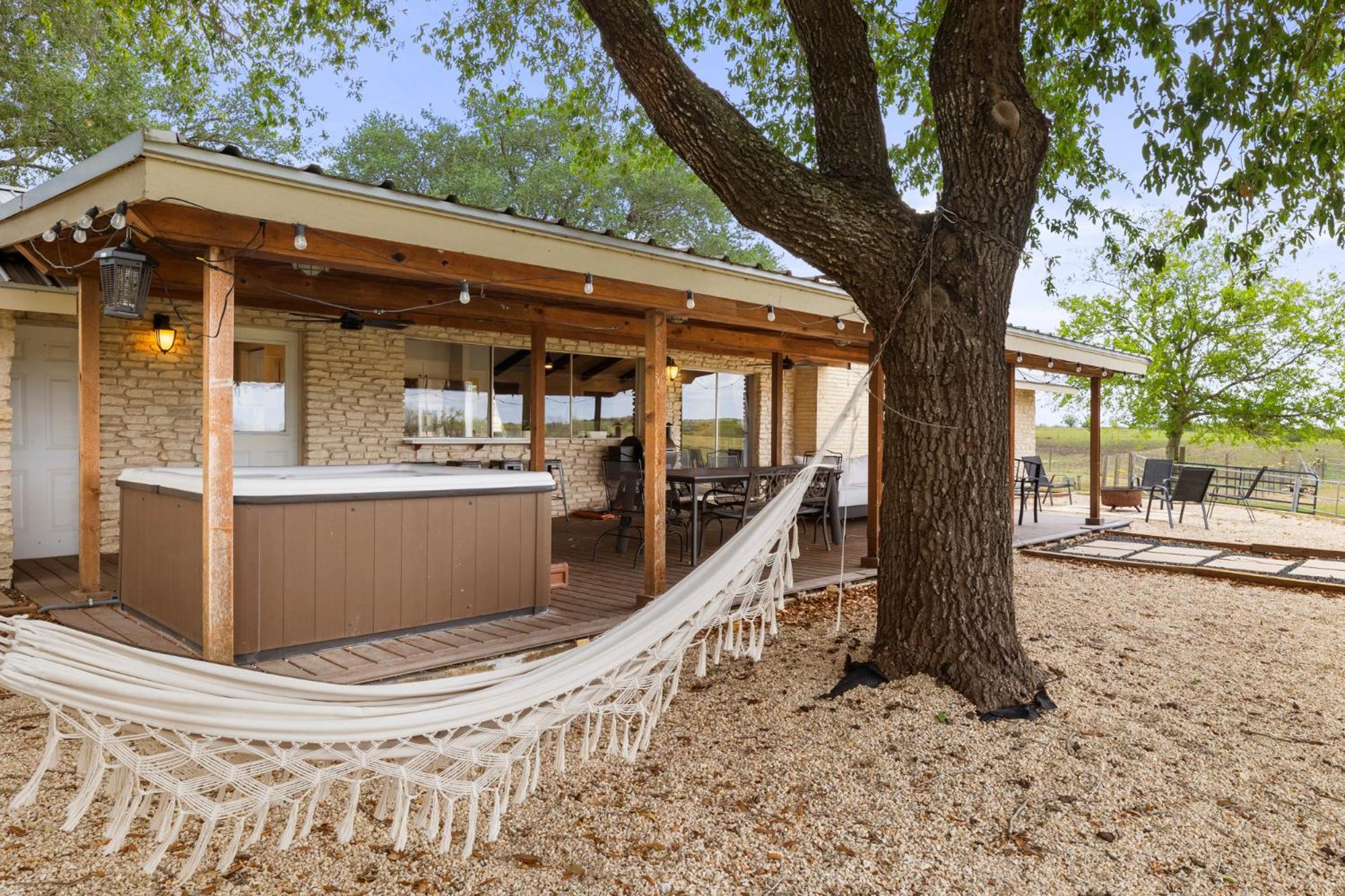 Farm Retreat With Jacuzzi, Fire Pit, Mini Goats, Mini Ponies And Mini Cows Villa San Marcos Rum bild